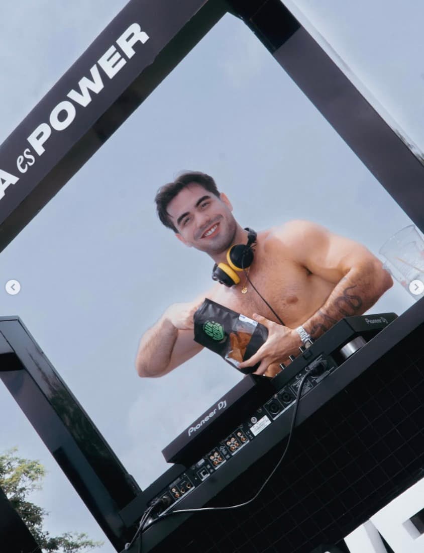 DJ en evento con bolsa de Que Nachos Limón